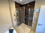 Badezimmer mit Wanne / Dusche und WC - 3-Zimmer Eigentumswohnung mit Garage, Stellplatz und eigenem Garten