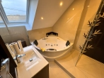 Badezimmer mit Wanne / Dusche und WC - 3-Zimmer Eigentumswohnung mit Garage, Stellplatz und eigenem Garten