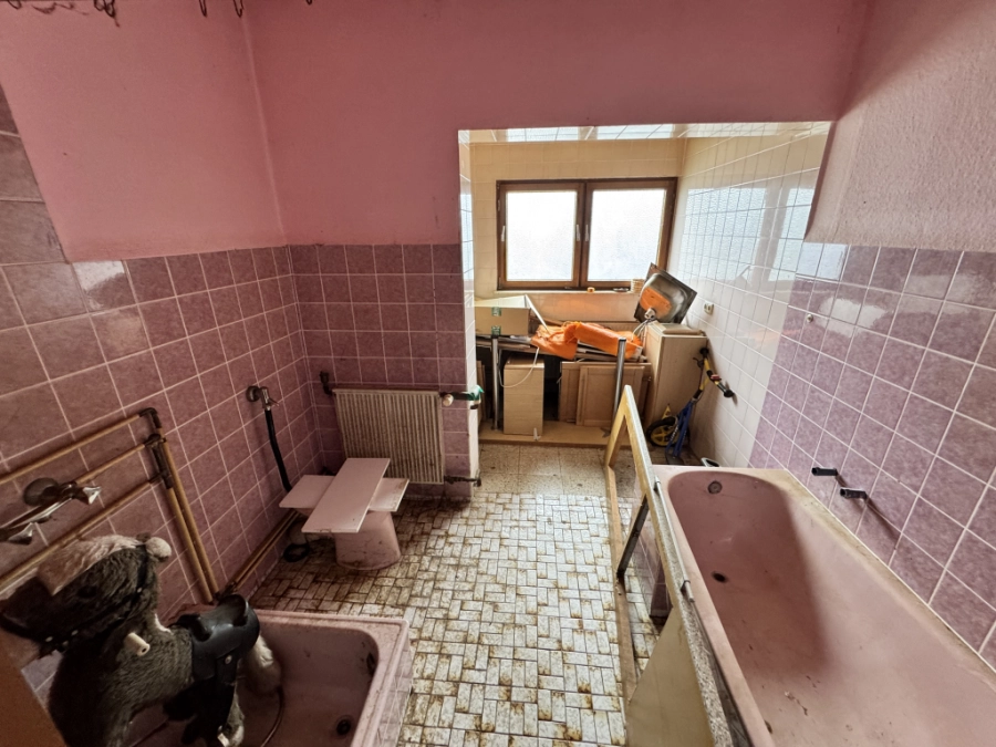 Bad mit Wanne und Dusche