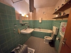 Badezimmer mit Wanne/Dusche und WC EG - RESERVIERT – Einfamilienhaus mit großem Grundstück und vielseitigem Entwicklungspotenzial
