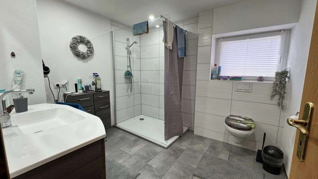Bad mit Dusche und WC UG