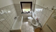 Bad mit Wanne und WC EG
