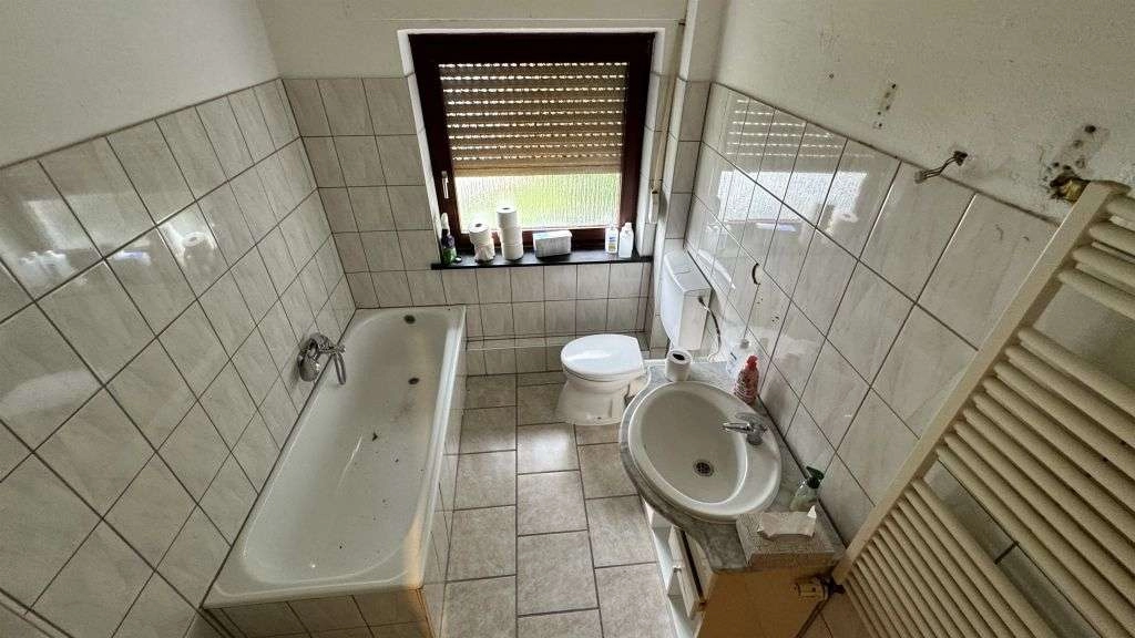 Bad mit Wanne und WC EG