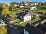 Luftbild - gepflegtes Einfamilienhaus auf großem Grundstück mit Garage und Fernsicht!