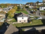 Luftbild - gepflegtes Einfamilienhaus auf großem Grundstück mit Garage und Fernsicht!