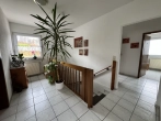 Flur / Treppe EG - gepflegtes Einfamilienhaus auf großem Grundstück mit Garage und Fernsicht!