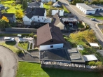Luftbild - gepflegtes Einfamilienhaus auf großem Grundstück mit Garage und Fernsicht!