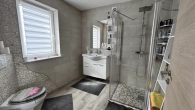 Gästebad EG - Ihr neues Zuhause am Ortsrand – modernes Massivhaus mit Kamin & sonnigem Garten