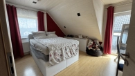 Kinderzimmer OG - Ihr neues Zuhause am Ortsrand – modernes Massivhaus mit Kamin & sonnigem Garten
