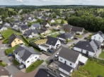 Luftbild - Ihr neues Zuhause am Ortsrand – modernes Massivhaus mit Kamin & sonnigem Garten