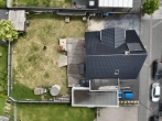 Luftbild - Ihr neues Zuhause am Ortsrand – modernes Massivhaus mit Kamin & sonnigem Garten