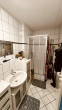 Badezimmer mit Dusche und Waschmaschinenanschluss - Gepflegte Erdgeschosswohnung mit ca. 62 m² Wohnfläche und eigenem Stellplatz