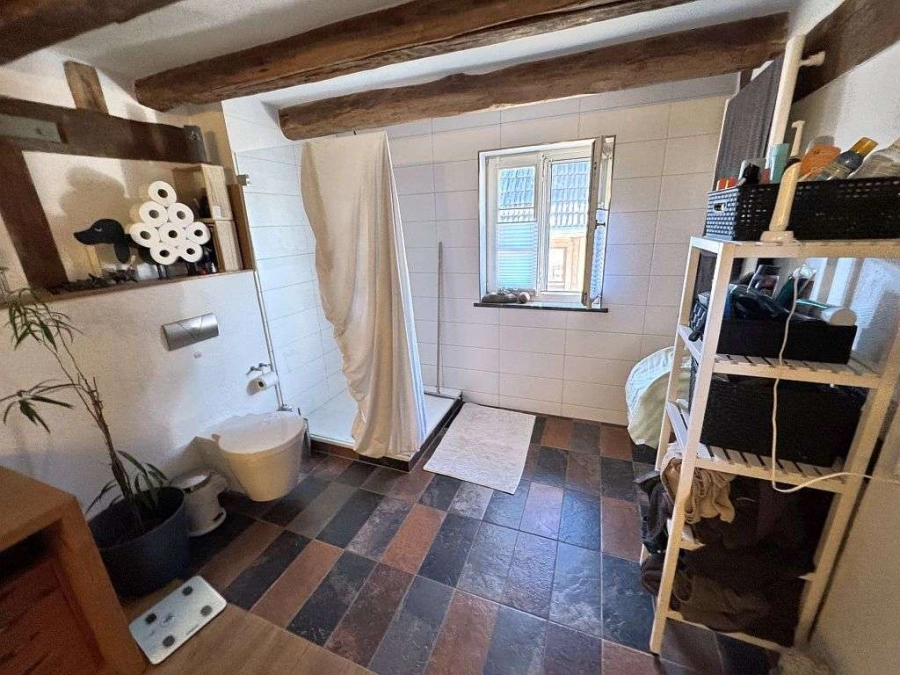Badezimmer mit Wanne / Dusche und WC