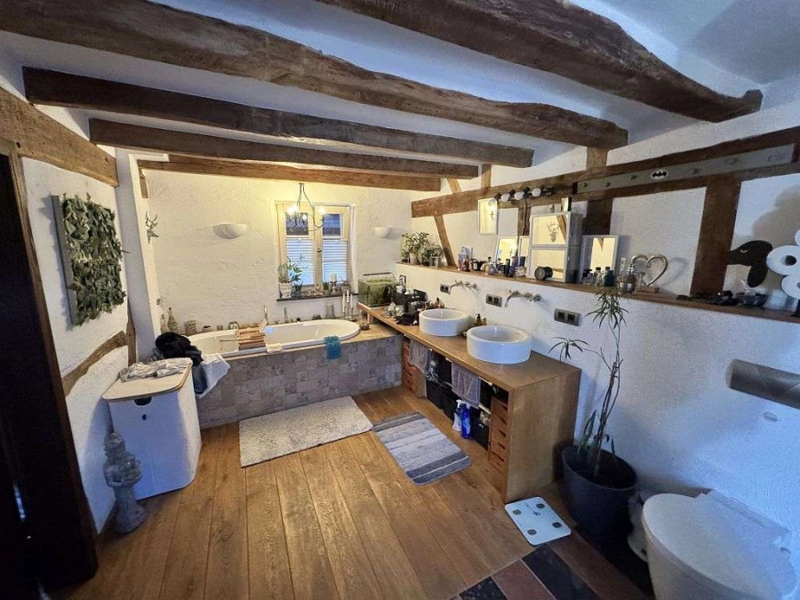 Badezimmer mit Wanne / Dusche und WC