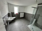 Badezimer mit Dusche und WC - Kernsaniertes und voll vermietetes Zweifamilienhaus mit Stellplatz