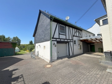 Einfamilienhaus auf großzügigem Areal – Wohnen mit Substanz und Perspektive, 56271 Mündersbach, Einfamilienhaus