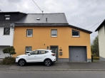 Außenansicht - gepflegte Doppelhaushälfte mit Terrasse und Garage