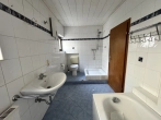Badezimmer mit Wanne/Dusche und WC EG - Zweifamilienhaus-Option direkt am Saynbach – flexibel nutzbar