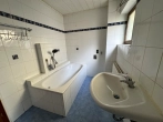 Badezimmer mit Wanne/Dusche und WC EG - Zweifamilienhaus-Option direkt am Saynbach – flexibel nutzbar