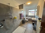 Badezimmer mit Wanne/Dusche und WC - Attraktives Reihenendhaus mit Balkonen, Stellplatz und Garage nahe dem Ortsrand