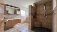 Masterbadezimmer mit bodentiefer Dusche OG - Exklusives Anwesen mit privater Schwimmhalle und parkähnlichem Grundstück