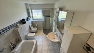 Kinderbad mit Wanne, Dusche und WC OG - Exklusives Anwesen mit privater Schwimmhalle und parkähnlichem Grundstück