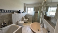 Kinderbad mit Wanne, Dusche und WC OG - Exklusives Anwesen mit privater Schwimmhalle und parkähnlichem Grundstück