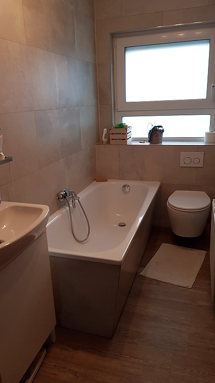 Badezimmer mit Wanne/WC DG