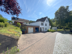 Außenansicht - Einfamilienhaus mit Dachterrasse und vier Garagen in ruhiger Lage
