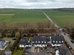 Luftbild - großzügige Doppelhaushälfte mit Garage in ruhiger Ortsrandlage