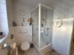 Badezimmer mit Dusche und WC - Attraktives Einfamilienhaus mit zwei Terrassen und Garage in ruhiger Wohnlage
