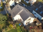 Luftbild - Attraktives Einfamilienhaus mit zwei Terrassen und Garage in ruhiger Wohnlage