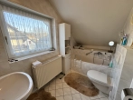 Badezimmer mit Wanne und WC - Attraktives Einfamilienhaus mit zwei Terrassen und Garage in ruhiger Wohnlage
