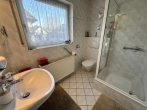 Badezimmer mit Dusche und WC - Attraktives Einfamilienhaus mit zwei Terrassen und Garage in ruhiger Wohnlage