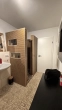 Badezimmer mit Wanne/Dusche und WC