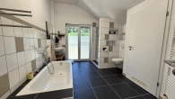 Badezimmer mit Wanne/Dusche und Wc