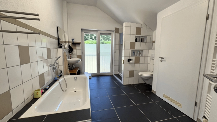 Badezimmer mit Wanne/Dusche und Wc