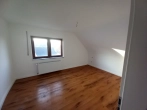 Zimmer - Modernisierte 3-Zimmer-Dachgeschosswohnung mit Stellplatz