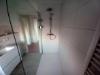 Badezimmer mit Dusche - Modernisierte 3-Zimmer-Dachgeschosswohnung mit Stellplatz