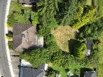 Luftbild - Einfamilienhaus mit Garage auf großem Grundstück in schöner Lage