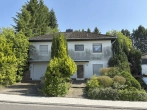 Außenansicht - Einfamilienhaus mit Garage auf großem Grundstück in schöner Lage