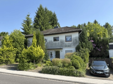 Einfamilienhaus mit Garage auf großem Grundstück in schöner Lage, 56316 Hanroth, Einfamilienhaus