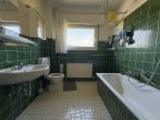 Badezimmer mit Wanne und WC - Einfamilienhaus mit Garage auf großem Grundstück in schöner Lage