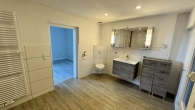 Badezimmer mit Dusche und WC