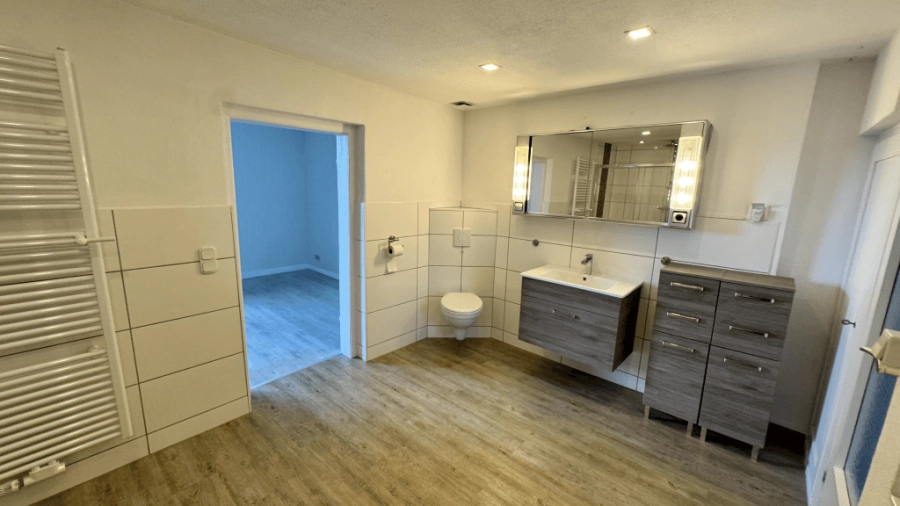 Badezimmer mit Dusche und WC