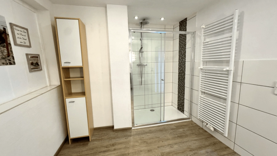 Badezimmer mit Dusche und WC