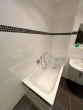 Badezimmer mit Wanne/Dusche und WC - Großzügiges Wohnen auf ca. 129 m² – 5-Zimmerwohnung in zentraler Ortslage von Koblenz
