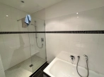 Badezimmer mit Wanne/Dusche und WC - Großzügiges Wohnen auf ca. 129 m² – 5-Zimmerwohnung in zentraler Ortslage von Koblenz