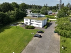 Luftbild - Repräsentatives, großzügiges Bürogebäude auf ansprechendem Grundstück in verkehrsgünstiger Lage