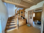 Treppenaufgang Obergeschoss - Wohlfühl-Zuhause im Landhausstil – familienfreundliches Traumhaus mit Garten, Sauna & Kamin